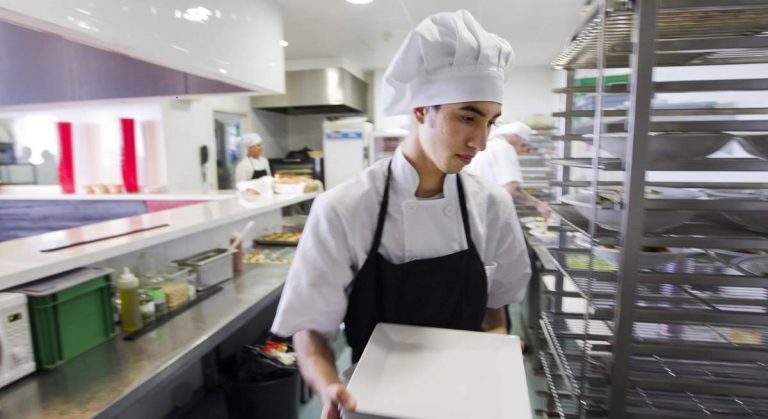 Trabajador-cocinero-joven-dreamstime.jpg