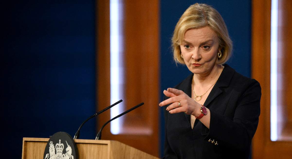 liz-truss-primera-ministra-reino-unido-gesto-serio-senala-rueda-prensa-14octubre2022-reuters-1200x655.jpg